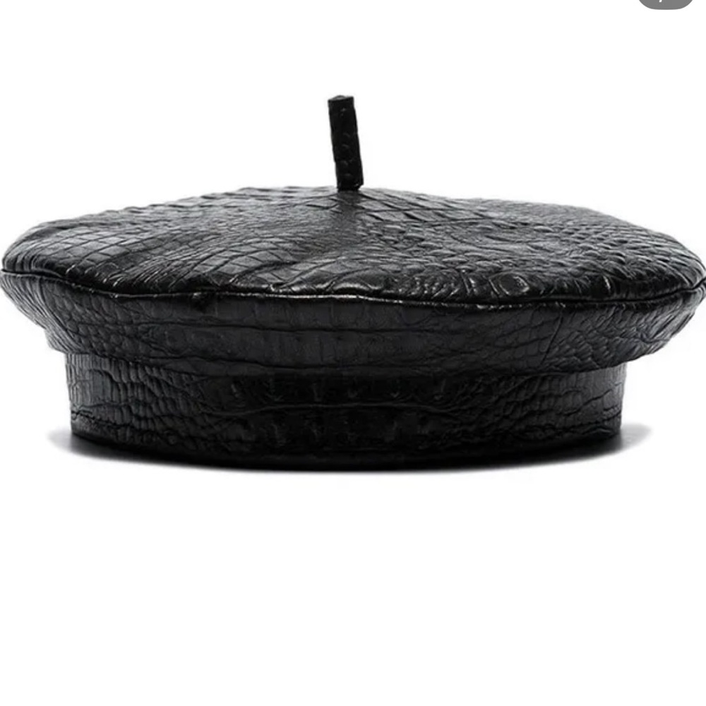 Black leather Minimalist beret Structured Design new